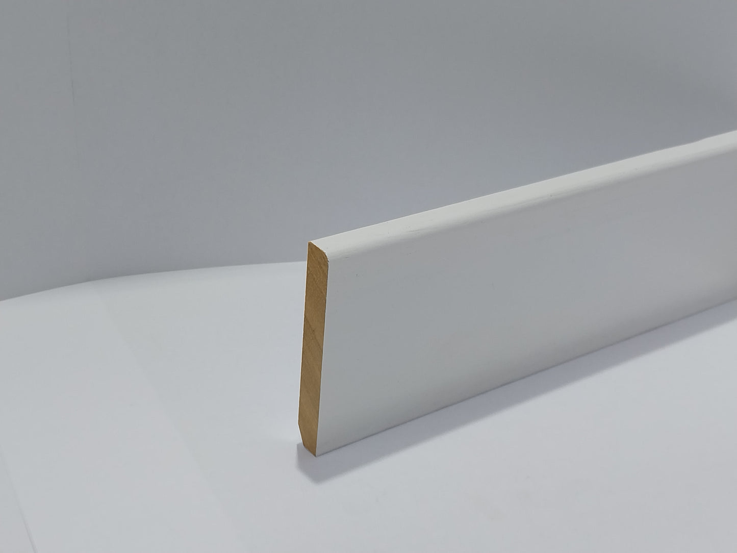 outlet hardhouten plinten 9x60x2450 ral9010 gelakt