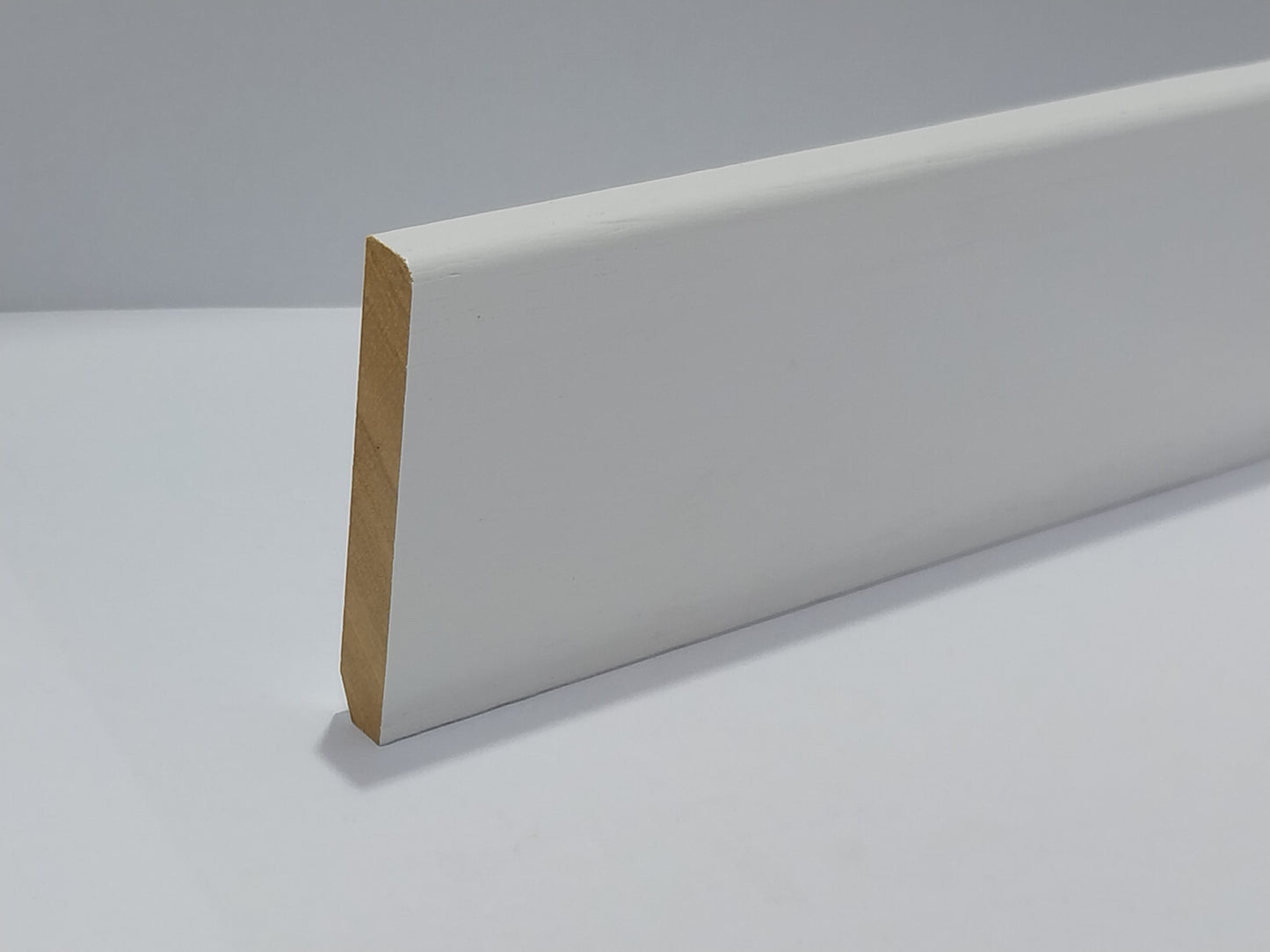 outlet hardhouten plinten 9x60x2450 ral9010 gelakt