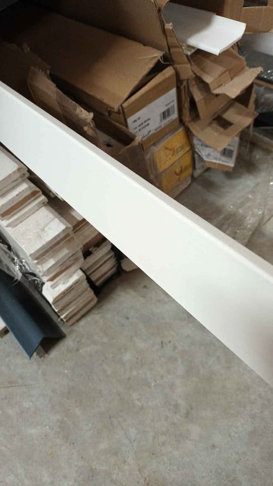 outlet hardhouten plinten 12x70x2400 ral9016 voorgelakt