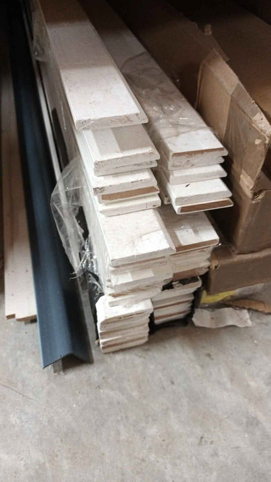 outlet hardhouten plinten 12x70x2400 ral9016 voorgelakt